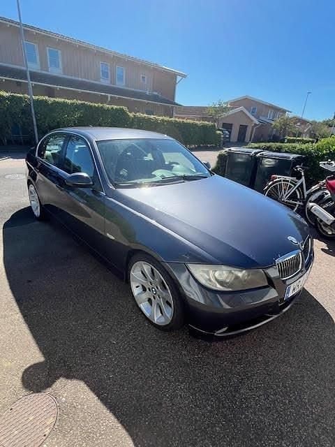 Grå Begagnad 2005 BMW 330 Comfort Edition Sedan | 59 000 kr (Bra pris) - Bild 1/4