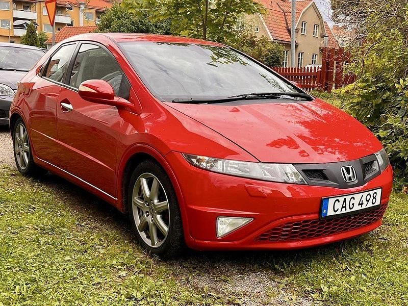 Röd Begagnad 2006 Honda Civic Sport Halvkombi | 44 900 kr - Bild 1/4