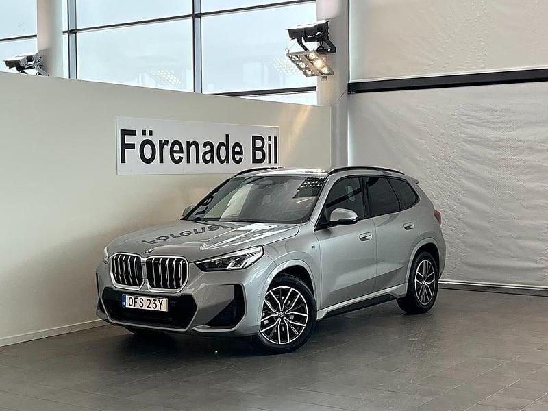 Grå Begagnad 2025 BMW X1 M Sport SUV | 439 000 kr (Superpris) - Bild 1/4