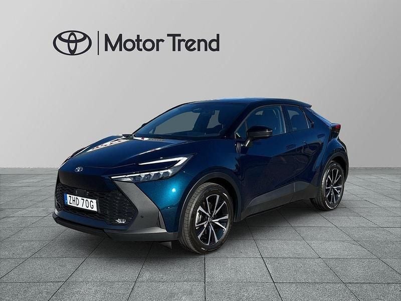 Blå Begagnad 2024 Toyota C-HR+ Style SUV | 409 900 kr (Marknadspris) - Bild 1/3
