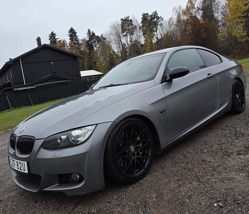 Grå Begagnad 2009 BMW 335 M Sport Sportkupé | 149 000 kr (Lite dyr) - Bild 1/4