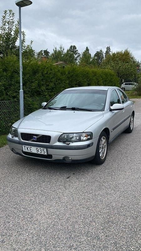 Ljusgrå Begagnad 2002 Volvo S60 Business Edition Sedan | 22 800 kr (Marknadspris) - Bild 1/4