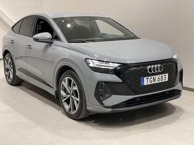 Kiselgrå Begagnad 2023 Audi Q4 Sportback e-tron SUV | 454 500 kr (Marknadspris) - Bild 1/4