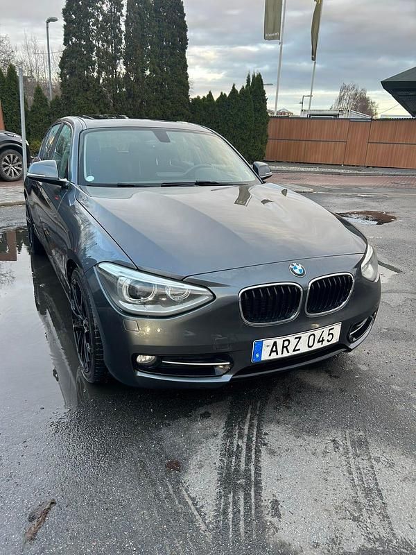 Begagnad 2015 BMW 116 Halvkombi | 122 499 kr - Bild 1/4