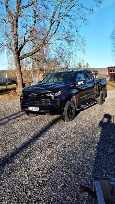 Blå Begagnad 2025 Chevrolet Silverado | 1 000 000 kr - Bild 1/4