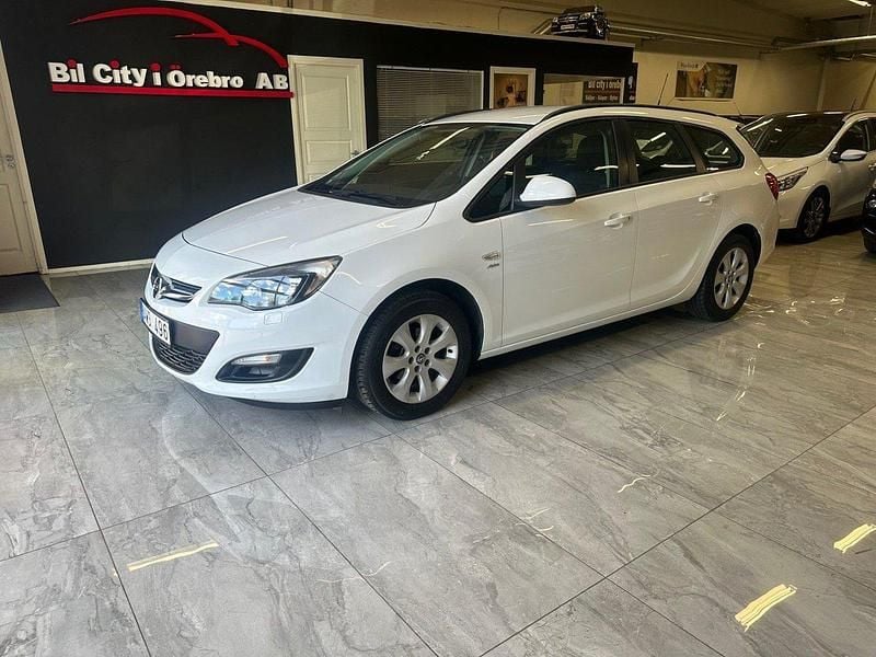 Vit Begagnad 2013 Opel Astra Active Kombi | 69 900 kr (Marknadspris) - Bild 1/4