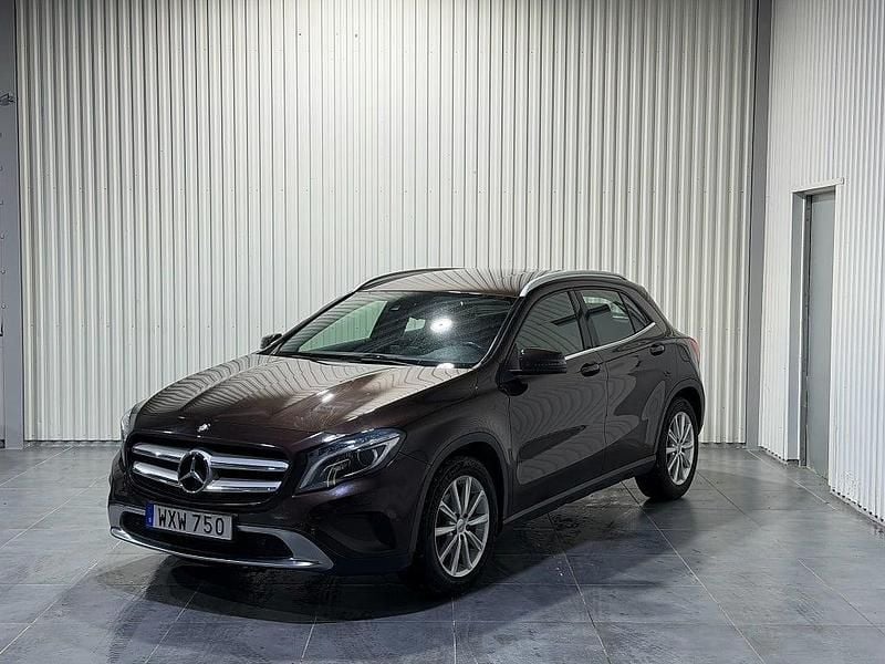 Brun Begagnad 2014 Mercedes GLA220 SUV | 189 900 kr (Dyr) - Bild 1/4