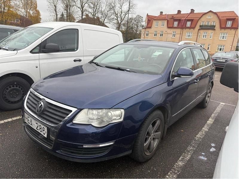 Blå Begagnad 2010 VW Passat Sportline Kombi | 12 000 kr (Superpris) - Bild 1/4
