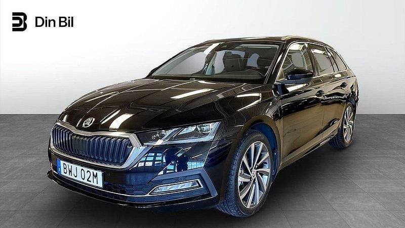Svart (black magic pärleffekt me) Begagnad 2023 Skoda Octavia Style Kombi | 339 900 kr (Marknadspris) - Bild 1/4