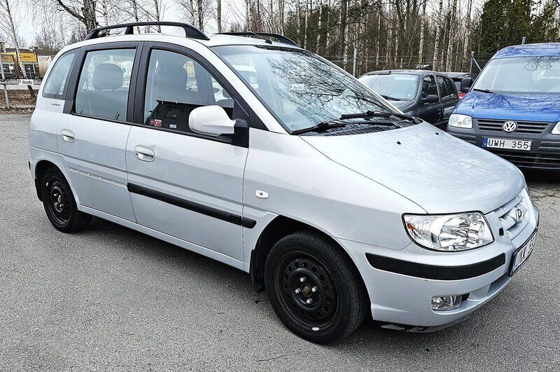 Ljusgrå (grå) Begagnad 2004 Hyundai Matrix Minibuss | 29 900 kr (Marknadspris) - Bild 1/4