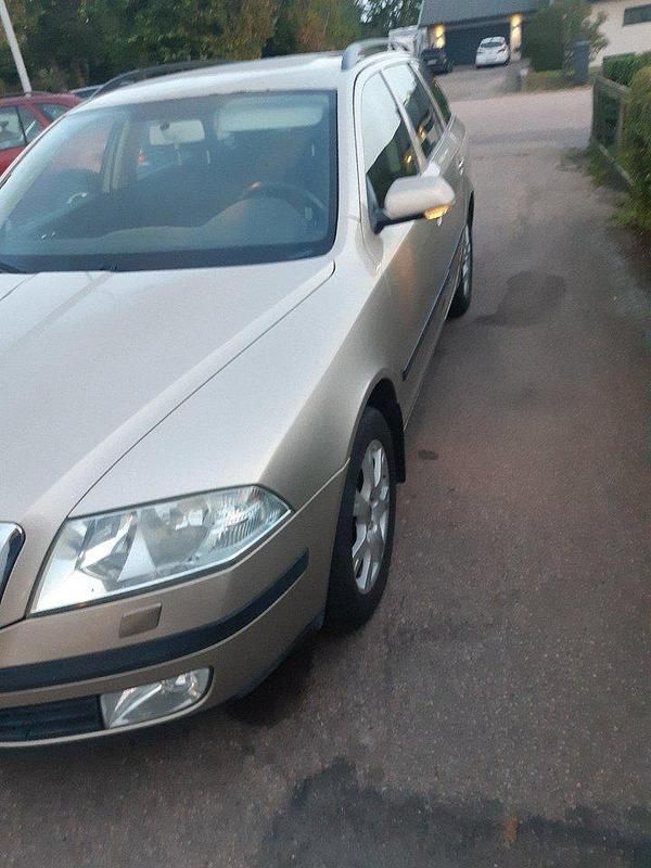 Brun Begagnad 2006 Skoda Octavia Kombi | 14 000 kr (Marknadspris) - Bild 1/4