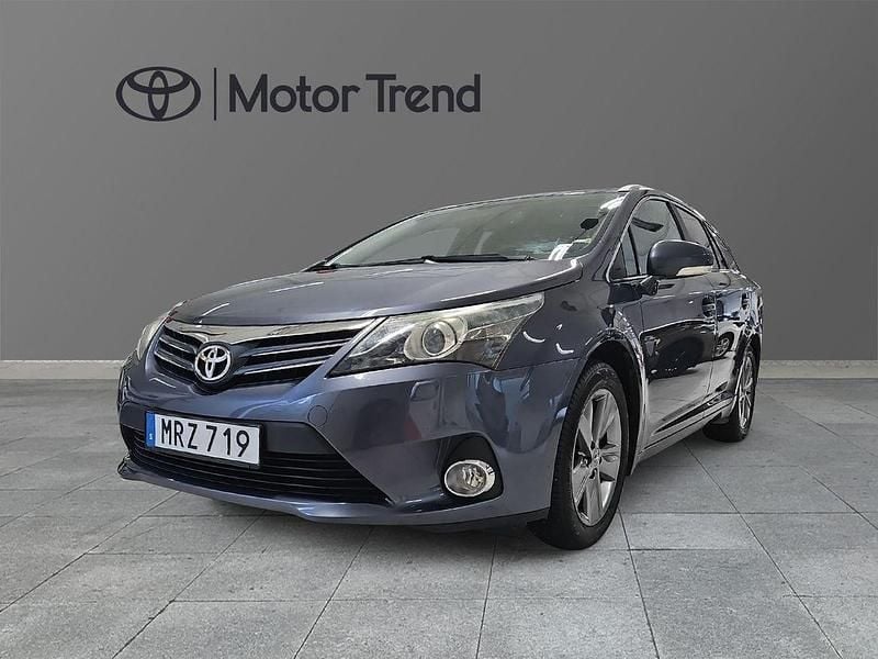 Mörkblå (blå) Begagnad 2015 Toyota Avensis Kombi | 129 900 kr (Superpris) - Bild 1/4