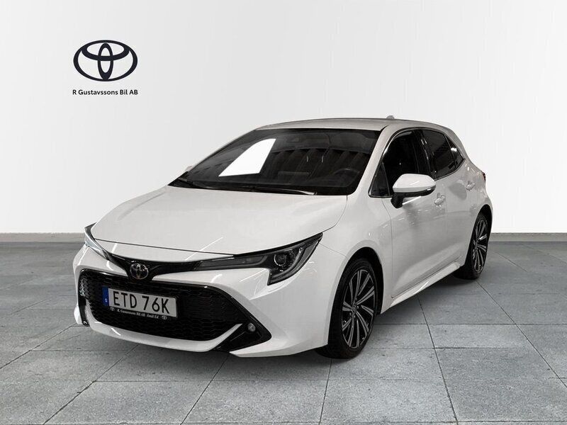 Vit Begagnad 2022 Toyota Corolla Hybrid Style Halvkombi | 239 900 kr (Marknadspris) - Bild 1/4