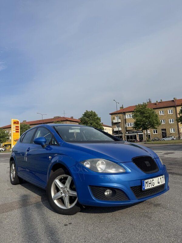 Blå Begagnad 2012 Seat Leon Reference Halvkombi | 30 000 kr (Bra pris) - Bild 1/4