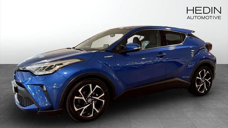 Blå (blue) Begagnad 2020 Toyota C-HR SUV | 210 000 kr (Marknadspris) - Bild 1/4