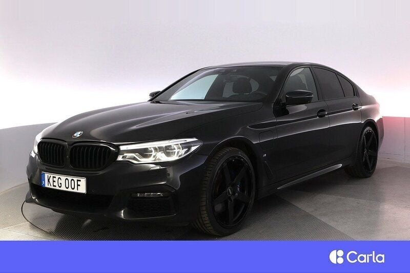 Svart Begagnad 2019 BMW 530e M Sport Sedan | 307 900 kr (Marknadspris) - Bild 1/4