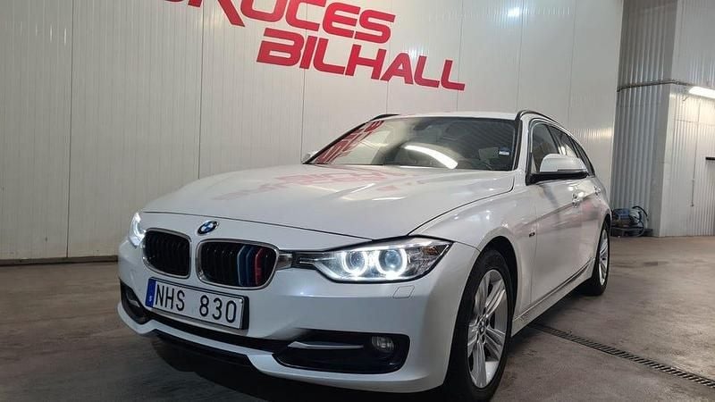 Vit Begagnad 2013 BMW 318 Sport Line Kombi | 149 900 kr (Marknadspris) - Bild 1/4