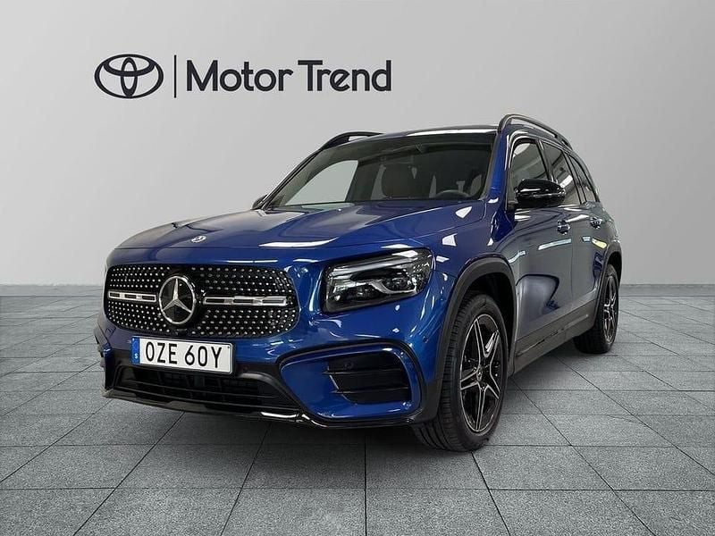 Blå Begagnad 2024 Mercedes GLB200 AMG SUV | 459 900 kr (Marknadspris) - Bild 1/4