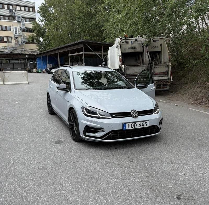 Grå Begagnad 2018 VW Golf VII R Kombi | 304 900 kr (Dyr) - Bild 1/4