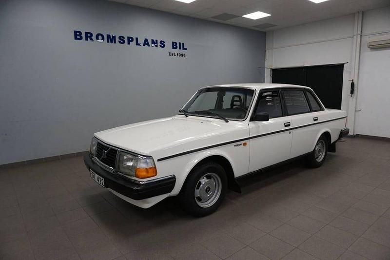 Begagnad Volvo 244 107 HK (78 kW) 1984 Vit Sedan