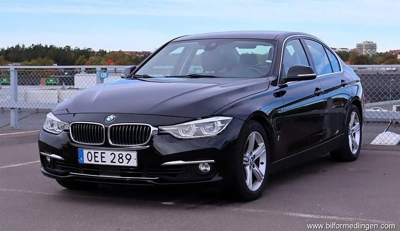 Begagnad BMW 330e Luxury Line 184 HK (135 kW) 2016 Svart Sedan