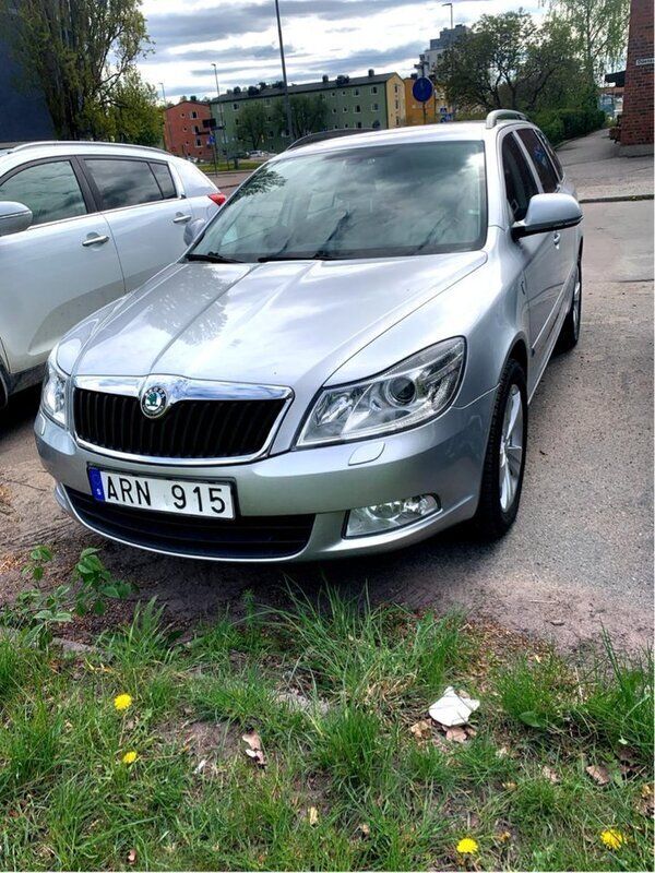 Silver Begagnad 2011 Skoda Octavia Elegance Kombi | 89 900 kr (Bra pris) - Bild 1/4