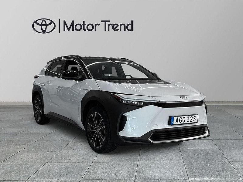 Vit Begagnad 2022 Toyota bZ4X Executive SUV | 429 900 kr - Bild 1/4