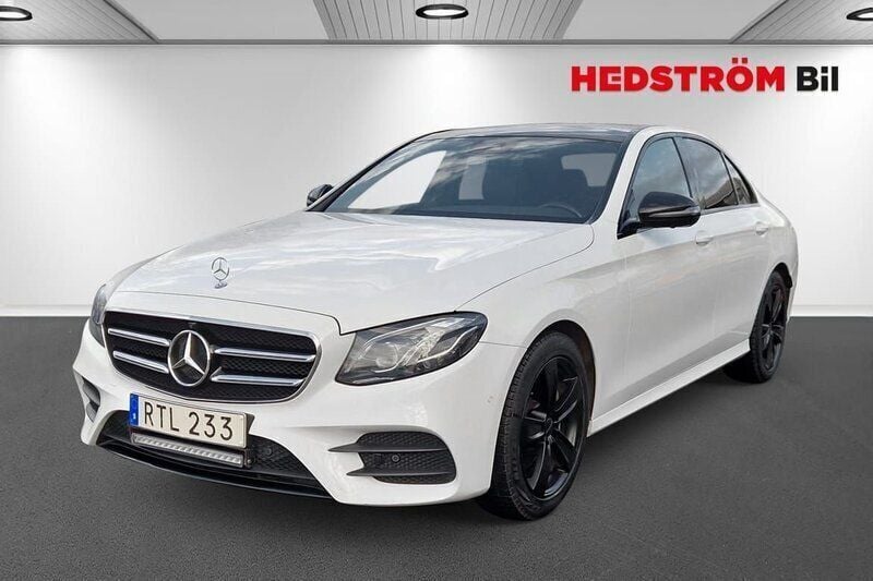 Vit Begagnad 2018 Mercedes E220 AMG line Sedan | 319 000 kr (Marknadspris) - Bild 1/4