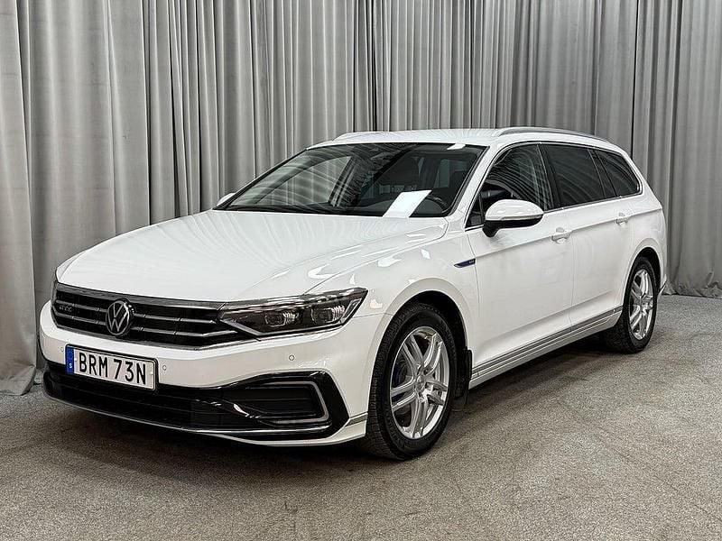 Vit Begagnad 2020 VW Passat Executive Kombi | 249 900 kr (Lite dyr) - Bild 1/4