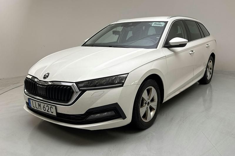 Vit Begagnad 2021 Skoda Octavia | 118 300 kr (Lite dyr) - Bild 1/4