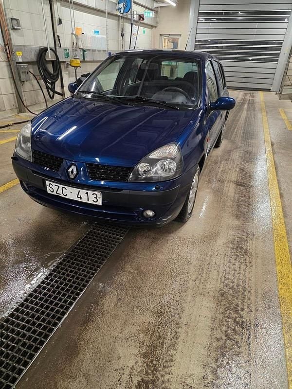 Begagnad Renault Clio II 75 HK (55 kW) 2002 Halvkombi
