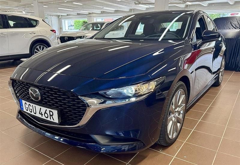 Deep crystal blue mica (42m) Ny 2025 Mazda 3 Center-Line Sedan | 335 000 kr (Marknadspris) - Bild 1/4