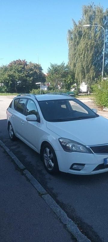 Vit Begagnad 2011 Kia Ceed Sportswagon Kombi | 22 500 kr - Bild 1/4