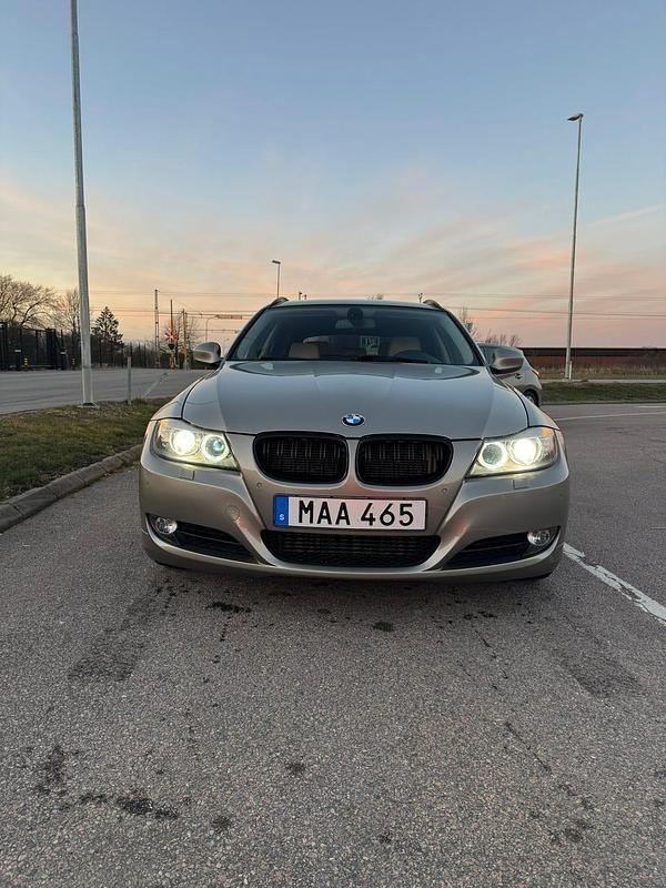 Ljusbrun Begagnad 2012 BMW 325 Kombi | 104 999 kr - Bild 1/4