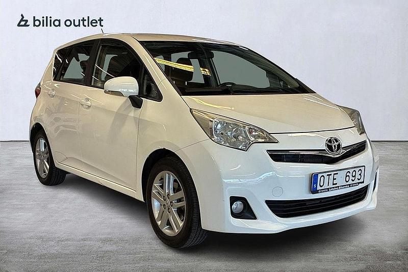 Begagnad Toyota Verso-S 99 HK (72 kW) 2012 Vit Minibuss