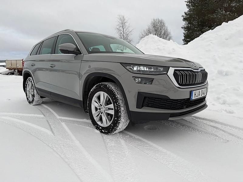 Grå Begagnad 2022 Skoda Kodiaq SUV | 369 400 kr (Lite dyr) - Bild 1/4