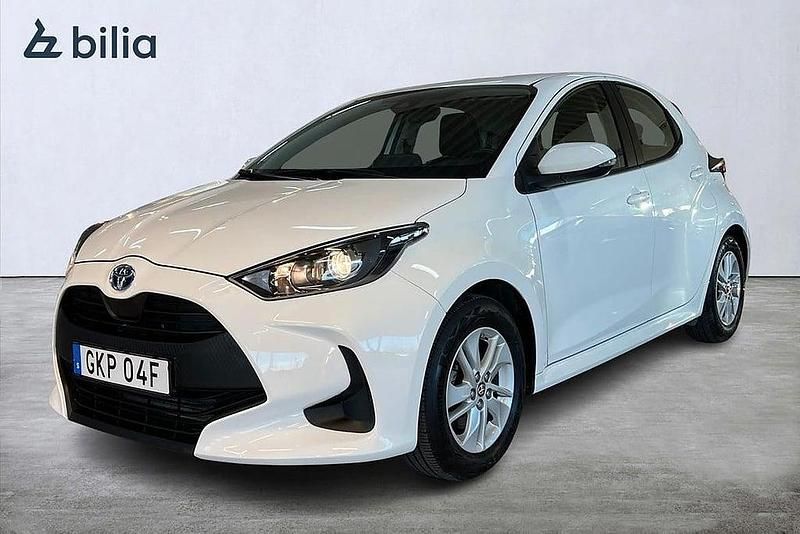 Vit Begagnad 2022 Toyota Yaris Hybrid Active Halvkombi | 219 900 kr (Marknadspris) - Bild 1/4
