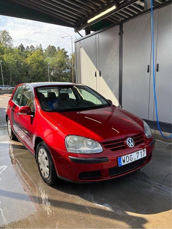 Röd Begagnad 2004 VW Golf IV Trendline Halvkombi | 17 000 kr (Bra pris) - Bild 1/3