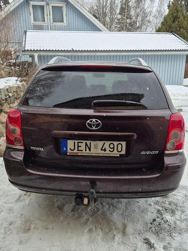 Begagnad Toyota Avensis 147 HK (108 kW) 2008 Mörkröd Kombi