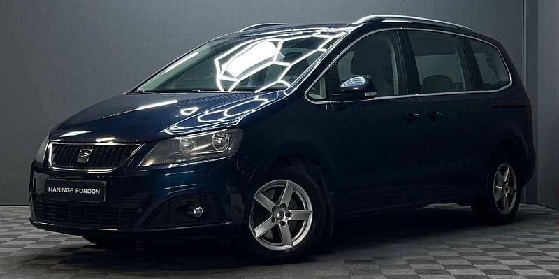 Mörkblå (blå) Begagnad 2011 Seat Alhambra Minibuss | 89 900 kr (Marknadspris) - Bild 1/4