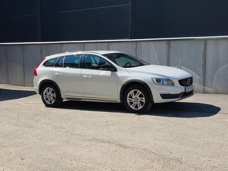 Vit Begagnad 2018 Volvo V60 CC Momentum Kombi | 189 000 kr (Superpris) - Bild 1/4
