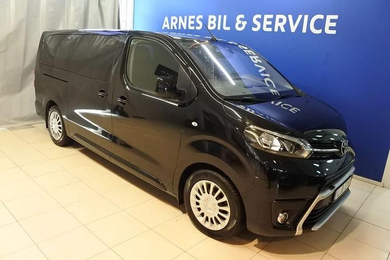 Svart Begagnad 2021 Toyota Proace Verso Kombi | 294 900 kr (Superpris) - Bild 1/4