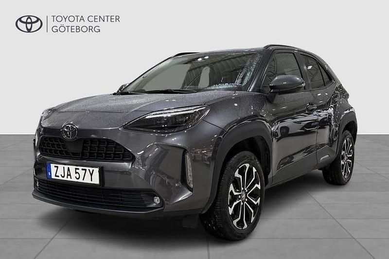 Mörkgrå Begagnad 2024 Toyota Yaris Cross Active SUV | 294 900 kr (Marknadspris) - Bild 1/4
