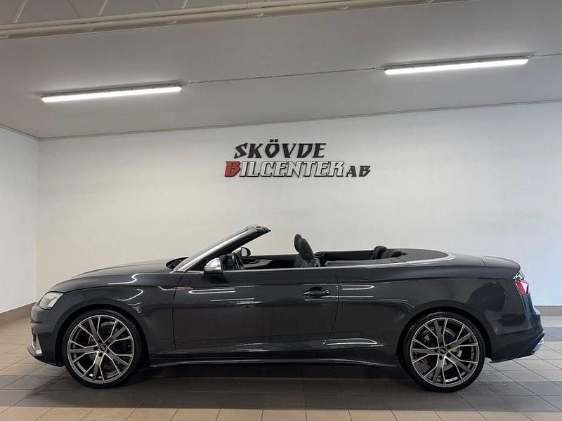 Grå Begagnad 2020 Audi A5 Cabriolet S-Line Cab | 369 500 kr - Bild 1/4