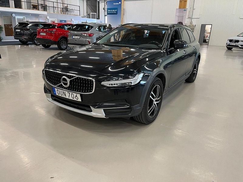 Svart Begagnad 2018 Volvo V90 CC Kinetic Kombi | 239 000 kr (Marknadspris) - Bild 1/4