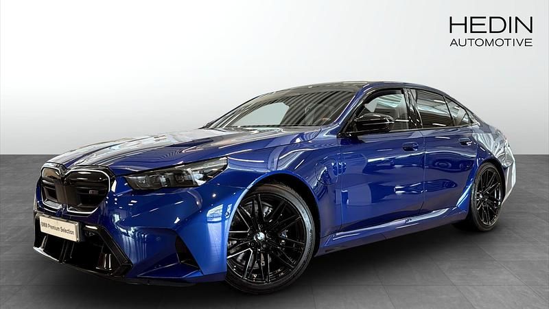 Blå (blue) Begagnad 2025 BMW M5 Comfort Edition Sedan | 1 348 700 kr - Bild 1/4