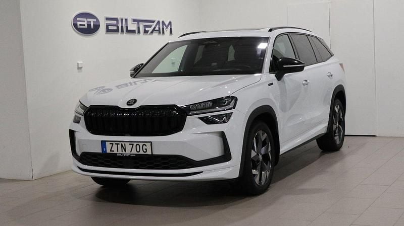 Vit Begagnad 2024 Skoda Kodiaq SportLine SUV | 499 900 kr (Marknadspris) - Bild 1/4