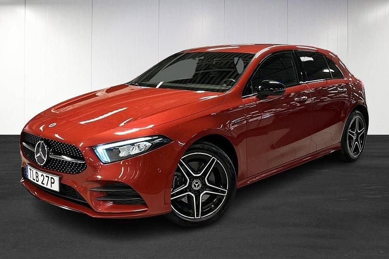 Röd (red) Begagnad 2021 Mercedes A250 AMG line Halvkombi | 259 900 kr (Marknadspris) - Bild 1/4