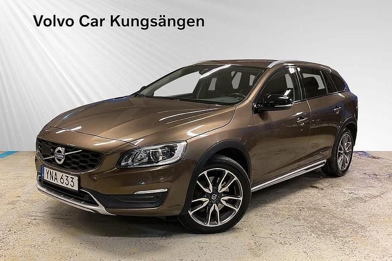Brun Begagnad 2018 Volvo V60 CC Standard Kombi | 214 800 kr (Bra pris) - Bild 1/2