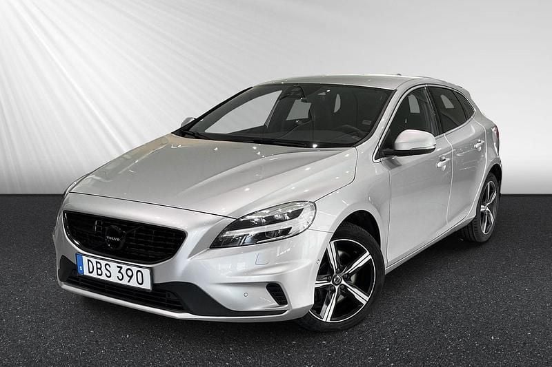 Silver Begagnad 2018 Volvo V40 R-Design Kombi | 219 800 kr (Marknadspris) - Bild 1/4